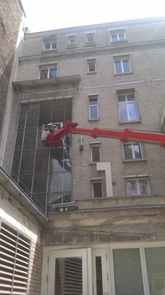 Dépose des vitraux en la verrière à Paris